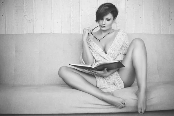 Smyslná žena doma s knihou — Stock fotografie
