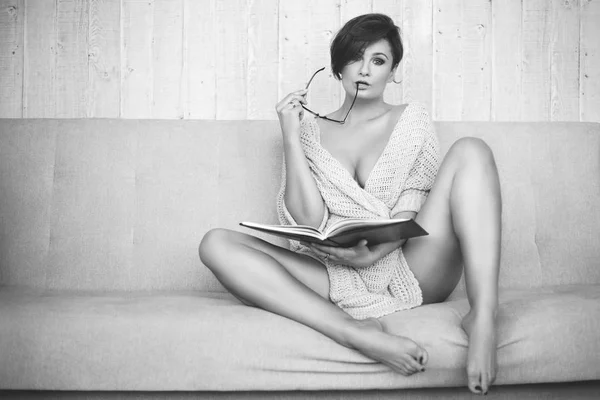 Sensuell kvinna hemma med en bok — Stockfoto