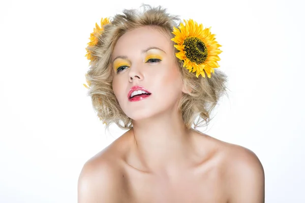 Mooie vrouw met zonnebloem bloemen in het haar — Stockfoto