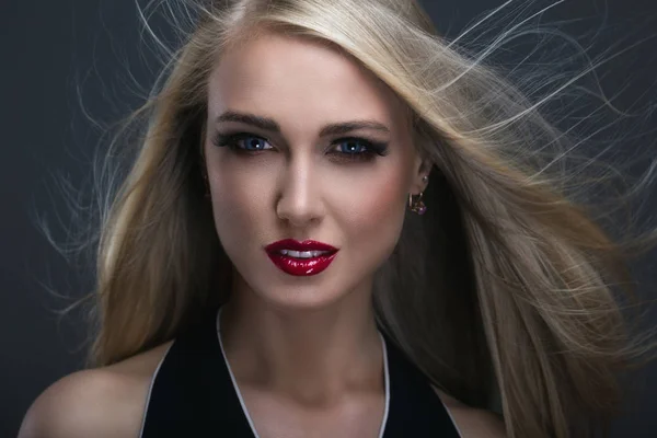 Retrato de una hermosa rubia con labios rojos —  Fotos de Stock