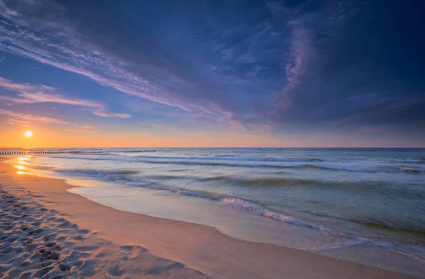 Драматическое небо на закате над Балтийским морем — стоковое фото