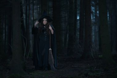 Ormandaki bir süpürge ile cadı