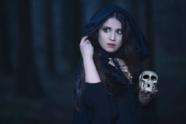 Retrato de uma bruxa com um crânio — Fotografia de Stock