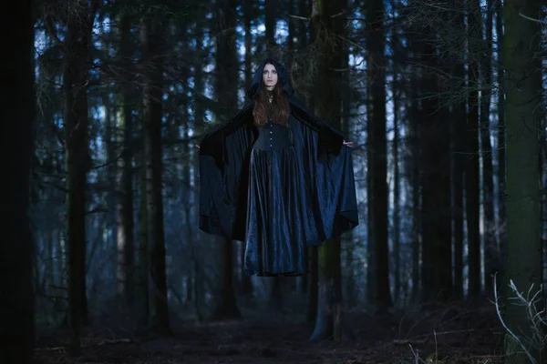 Bruxa levitando na floresta — Fotografia de Stock