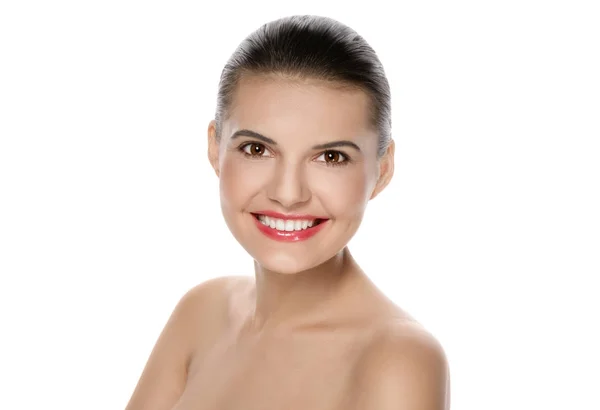 Mulher sorridente bonita em um fundo branco — Fotografia de Stock