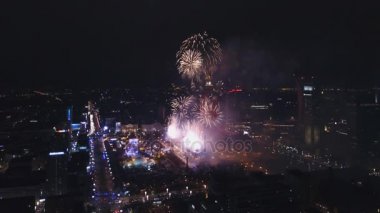Gece havai fişek Varşova Merkezi yukarıda