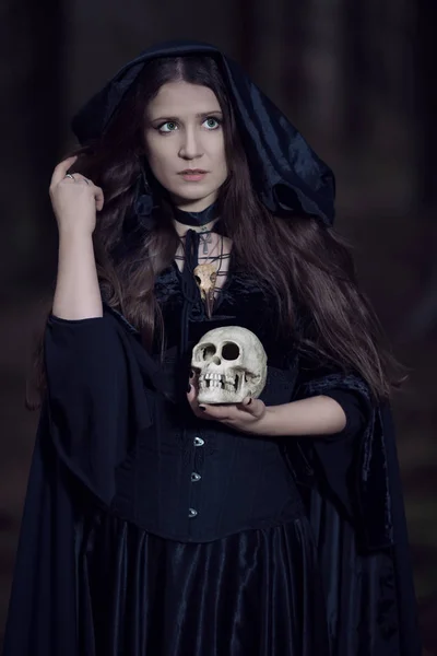Retrato de uma bruxa com um crânio — Fotografia de Stock