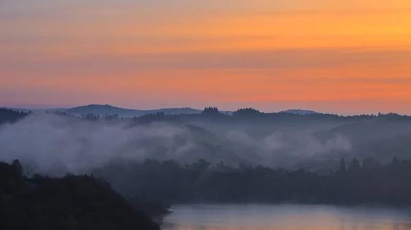 Renkli gökyüzü ve şafakta siste Bieszczady Dağlar — Stok fotoğraf