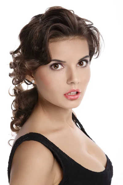 Portret van een mooie brunette op een witte achtergrond — Stockfoto