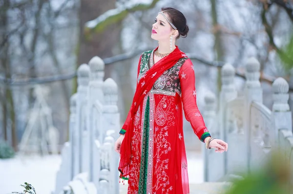 Mulher em vestido oriental em um parque de inverno — Fotografia de Stock