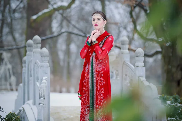 Mujer en vestido oriental en un parque de invierno — Foto de Stock