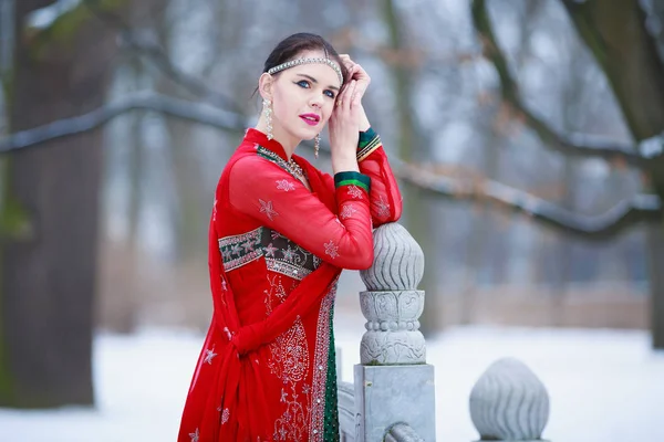 Mulher em vestido oriental em um parque de inverno — Fotografia de Stock