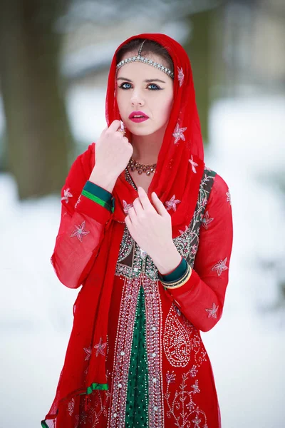 Frau in orientalischem Kleid im Winterpark — Stockfoto