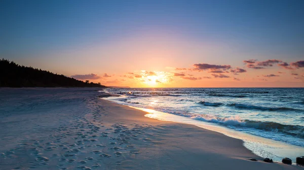 Coucher de soleil sur la plage de la mer Baltique — Photo