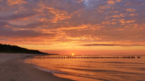 Dramatischer Himmel Bei Sonnenuntergang Über Der Ostsee — Stockvideo