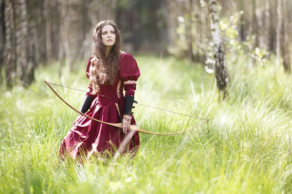 Un elfe archer avec un arc dans les bois — Photo