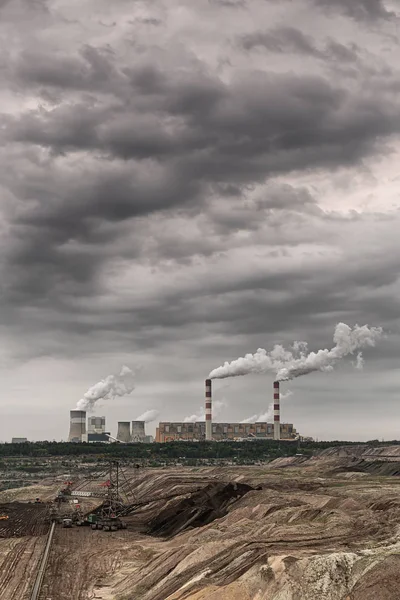 Smoke from power plant chimneys against the backdrop of storm cl — Stock Photo, Image