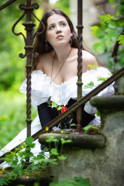 Romantyczna kobieta w białej wiktoriańskiej sukience — Zdjęcie stockowe