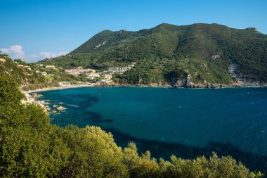 Yunan adası Korfu 'nun dağlık kıyıları İyon Denizi üzerinde