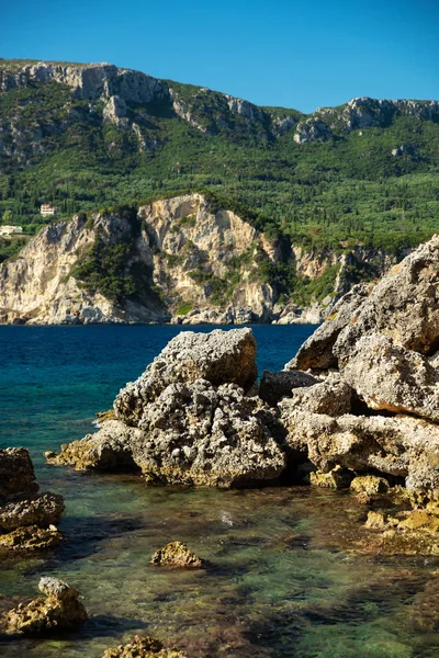 Rotsen aan de kust van het Griekse eiland Corfu — Stockfoto