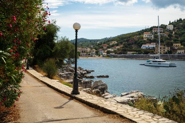 Pequena cidade na ilha grega de Corfu no mar Jónico — Fotografia de Stock