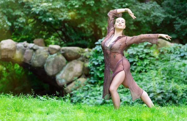 Mulher Dança Bonita Parque Primavera — Fotografia de Stock