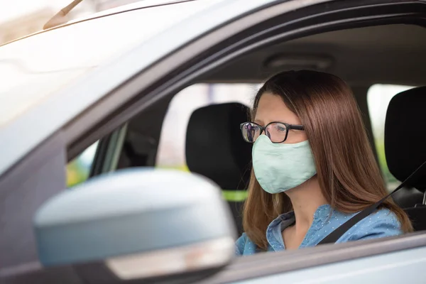 Une Femme Portant Masque Médical Sur Visage Conduisant Une Voiture — Photo