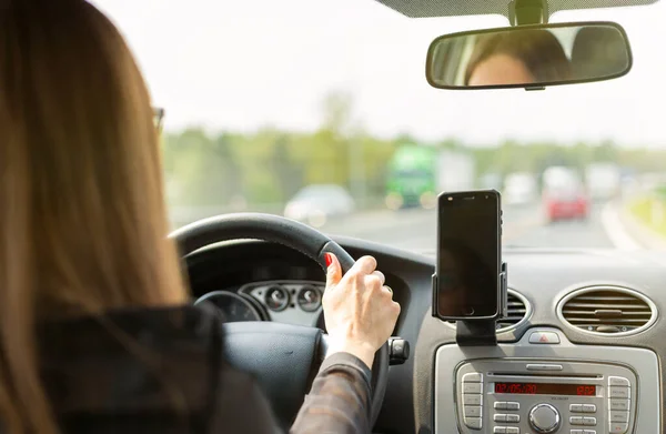 高速道路で車を運転する女性 ストックフォト