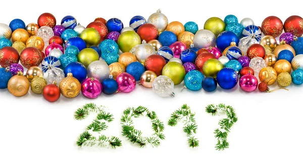 Изображение рождественских шаров на ёлке крупным планом — стоковое фото