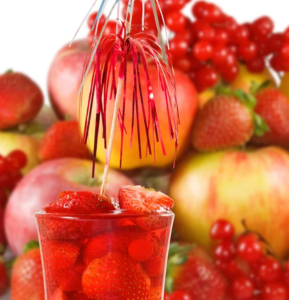 Imagen de cóctel de fresa y primer plano de la fruta — Foto de Stock