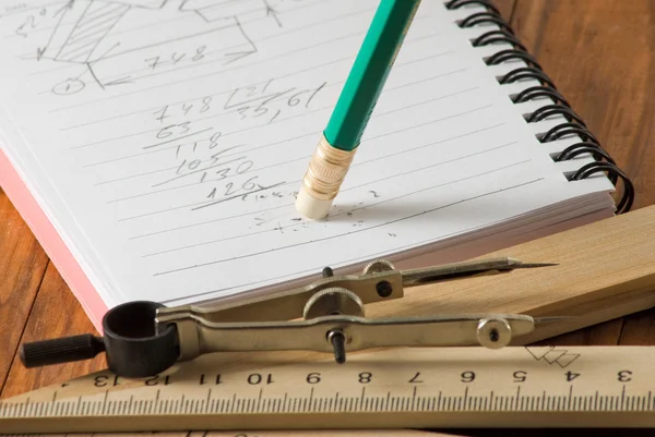 Изображение ноутбука и карандаша крупным планом — стоковое фото