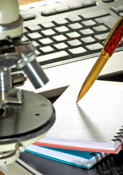 Imagem do teclado, microscópio, notebook e caneta close-up — Fotografia de Stock