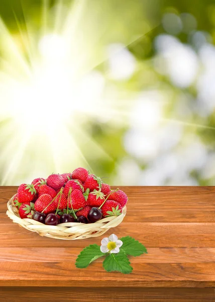 Imagen de fresas y cerezas de cerca — Foto de Stock