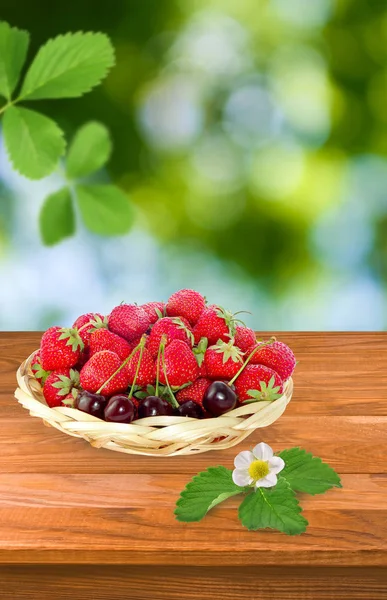 Imagen de fresas y cerezas de cerca — Foto de Stock