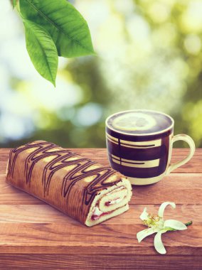 bir fincan çay, limon ve rulo bir tablo görüntüsü