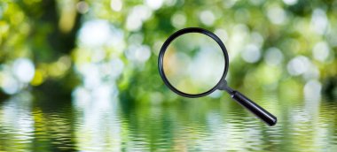 Büyüteç Tarih yeşil arka plan