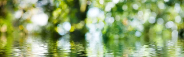 Agua sobre fondo borroso verde primer plano — Foto de Stock