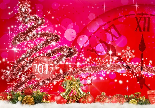 Afbeelding van de kerstboom en klok close-up. — Stockfoto
