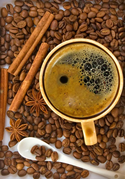 Imagen de tazas con café, granos de café, canela y anís de cerca — Foto de Stock