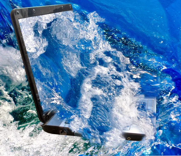 Imágenes del ordenador portátil en agua . —  Fotos de Stock