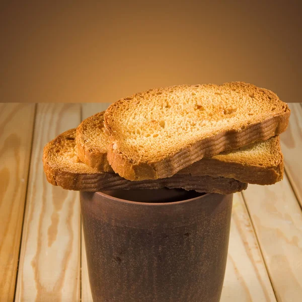 Bild von Crackern und einer Tasse auf einem Holztisch — Stockfoto