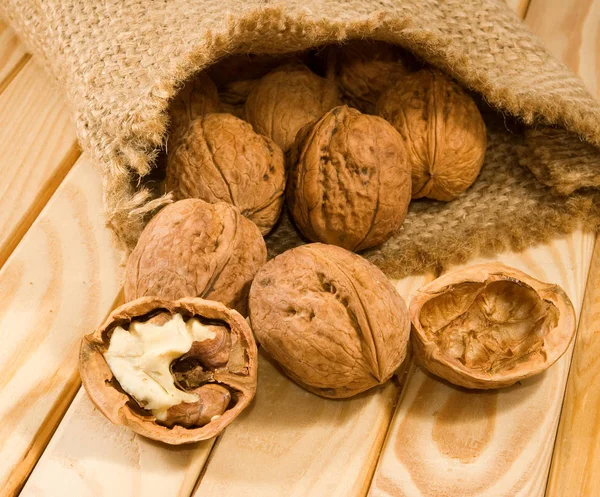 Walnoten op een houten tafel — Stockfoto