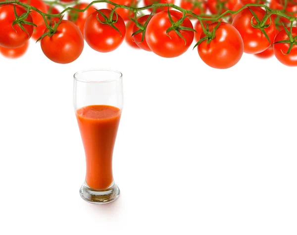 Isoliertes Bild von Glas mit Tomatensaft und Tomaten. — Stockfoto