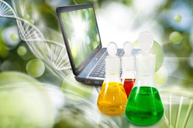  şişe sıvı ve laboratuvar içinde laptop ile yakın çekim