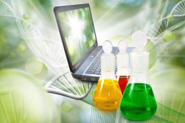 şişe sıvı ve laboratuvar içinde laptop ile yakın çekim