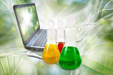 şişe sıvı ve laboratuvar içinde laptop ile yakın çekim