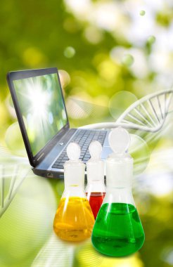 şişe sıvı ve laboratuvar içinde laptop ile yakın çekim