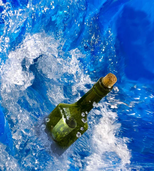 海の水に手紙入りのボトルをクローズ アップ. — ストック写真