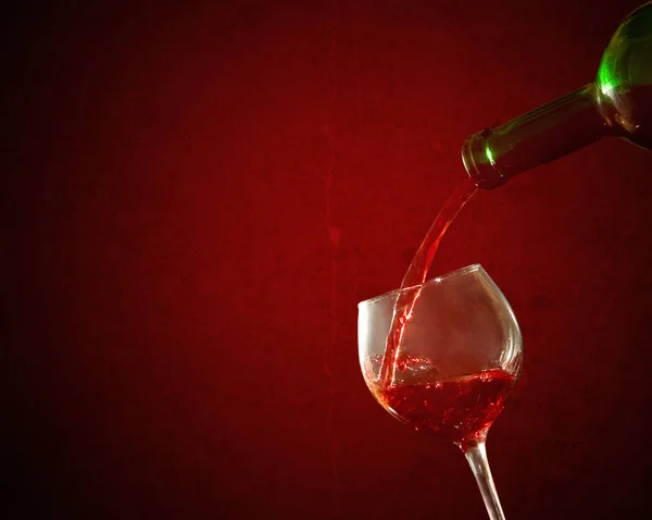 Изолированное изображение бутылки и бокала с крупным планом вина — стоковое фото