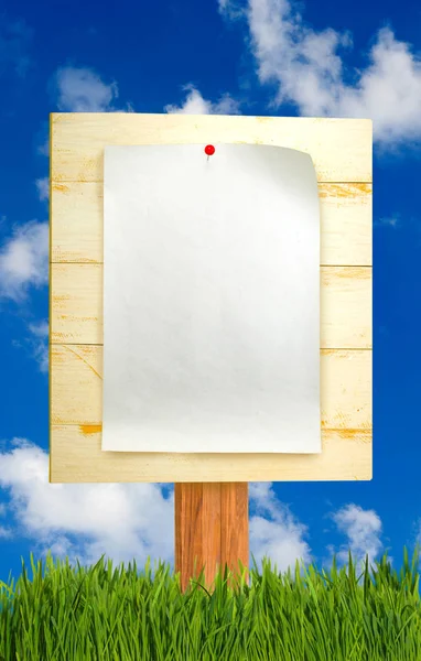 Imagem da folha de papel na placa de madeira . — Fotografia de Stock